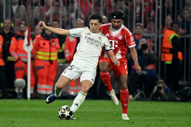15.04.2026, xemx, Fussball UEFA Champions League, FC Bayern Muenchen - Real Madrid v.l. Arda Güler (Real Madrid) Serge Gnabry (FC Bayern Muenchen) Zweikampf, Aktion, action, battle for the ball (DFL DFB REGULATIONS PROHIBIT ANY USE OF PHOTOGRAPHS as IMAGE SEQUENCES and or QUASI-VIDEO) Muenchen