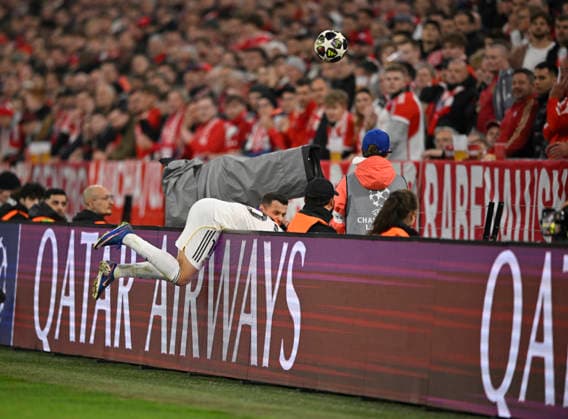 Arda Gueler Real Madrid (15) fliegt ueber die Bande FC Bayern Muenchen FCB vs Real Madrid UEFA CL Champions League Viertelfinale Rueckspiel 15.04.2026 DFL REGULATIONS PROHIBIT ANY USE OF PHOTOGRAPHS AS IMAGE SEQUENCES AND OR QUASI-VIDEO FC Bayern Muenchen FCB vs Real Madrid CL Champions League