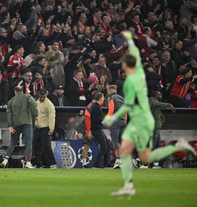 TOR zum 2.2 Harry Kane FC Bayern Muenchen FCB (09) (nicht im Bild) Torjubel Trainer Coach Vincent Kompany FC Bayern Muenchen FCB und Team Sportdirektor Christoph Freund FC Bayern Muenchen FCB Torwart Manuel Neuer FC Bayern Muenchen FCB (01) FC Bayern Muenchen FCB vs Real Madrid UEFA CL Champions League Viertelfinale Rueckspiel 15.04.2026 DFL REGULATIONS PROHIBIT ANY USE OF PHOTOGRAPHS AS IMAGE SEQUENCES AND OR QUASI-VIDEO FC Bayern Muenchen FCB vs Real Madrid CL Champions League