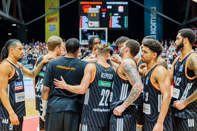 15.04.2026, xomx, Basketball easyCredit BBL Bundesliga, Niners Chemnitz - RATHIOPHARM Ulm v.l. Das Spiel ist vorbei. Die Chemnitzer gewinnen mit 79:66. Chemnitz