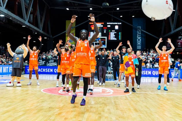 15.04.2026, xomx, Basketball easyCredit BBL Bundesliga, Niners Chemnitz - RATHIOPHARM Ulm v.l. Das Spiel ist vorbei. Die Chemnitzer gewinnen mit 79:66. Chemnitz