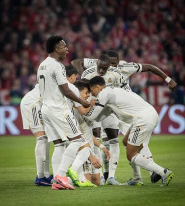 Munich, Germany. 15th Apr 2026. Goal celebration: Arda Güler (Madrid) Vinicius Junior (Madrid) Jude Bellingham (Madrid) Ferland Mendy (Madrid) Antonio Rüdiger (Madrid) FC Bayern München - Real Madrid 15.04.2026