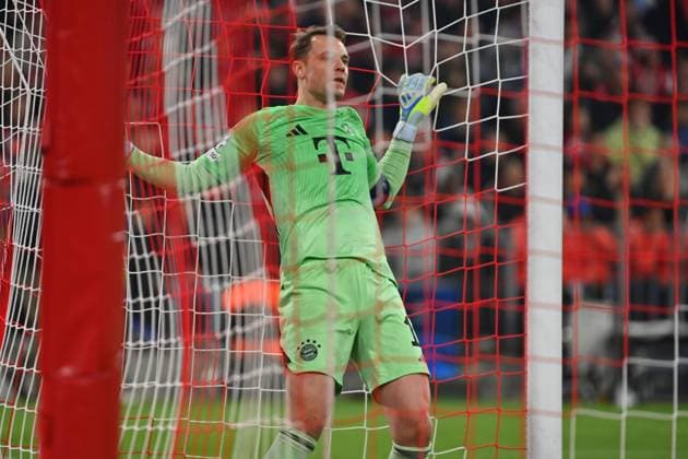 Manuel NEUER (Torwart Bayern Muenchen) haengt im Netzt nach Gegentor zum 1-2, Fussball Champions League,Saison 2025 26, Viertelfinale FC Bayern-Muenchen -Real Madrid am 15.04.2026 A L L I A N Z A R E N A.