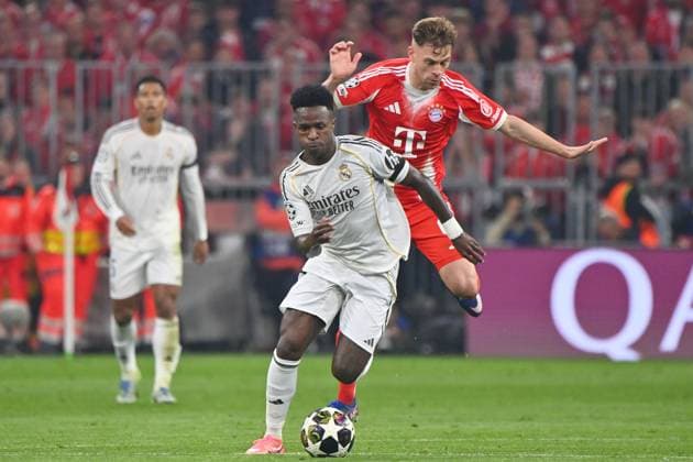 Joshua KIMMICH (Bayern Muenchen), Aktion,Zweikampf gegen Vinicius JUNIOR (Real Madrid). Fussball Champions League,Saison 2025 26, Viertelfinale FC Bayern-Muenchen -Real Madrid am 15.04.2026 A L L I A N Z A R E N A.