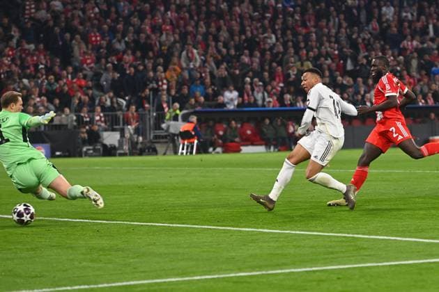 Tor Kylian MBAPPE (Real Madrid) zum 2-3, Aktion,Torschuss gegen Manuel NEUER (Torwart Bayern Muenchen) ,re: Dayot UPAMECANO (Bayern Muenchen). Strafraumszene. nach Tor zum 2-3,Jubel,Freude,Begeisterung, Aktion. Fussball Champions League,Saison 2025 26, Viertelfinale FC Bayern-Muenchen -Real Madrid am 15.04.2026 A L L I A N Z A R E N A.
