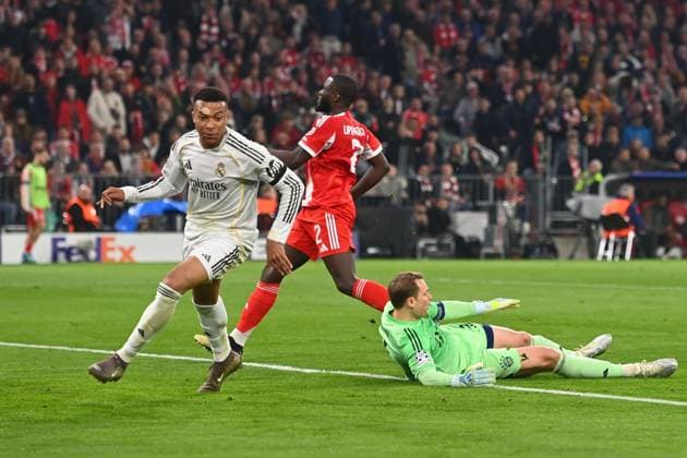 Tor Kylian MBAPPE (Real Madrid) zum 2-3, Aktion,Torschuss gegen Manuel NEUER (Torwart Bayern Muenchen) ,re: Dayot UPAMECANO (Bayern Muenchen). Strafraumszene. nach Tor zum 2-3,Jubel,Freude,Begeisterung, Aktion. Fussball Champions League,Saison 2025 26, Viertelfinale FC Bayern-Muenchen -Real Madrid am 15.04.2026 A L L I A N Z A R E N A.