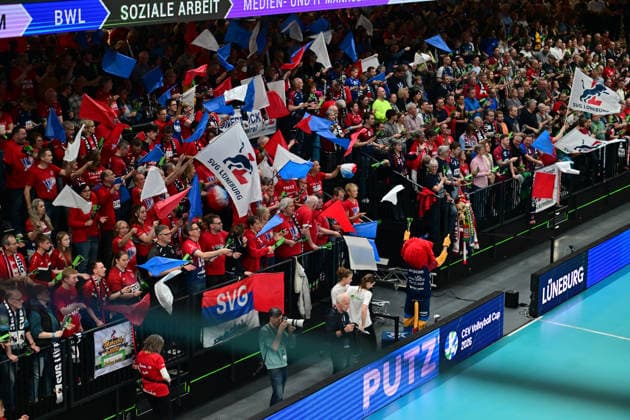 GER; VB, CEV Cup, Finale, SVG Lueneburg vs Gas Sales Bluenergy Volley Piacenza, 15.04.2026, GER;VB, CEV Cup, Finale, SVG Lueneburg vs Gas Sales Bluenergy Volley Piacenza, im Bild Feature Fanblock der Lueneburger Mannschaft