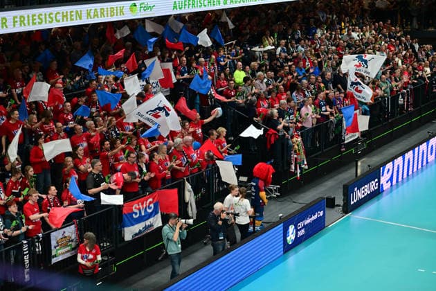 GER; VB, CEV Cup, Finale, SVG Lueneburg vs Gas Sales Bluenergy Volley Piacenza, 15.04.2026, GER;VB, CEV Cup, Finale, SVG Lueneburg vs Gas Sales Bluenergy Volley Piacenza, im Bild Feature Fanblock der Lueneburger Mannschaft