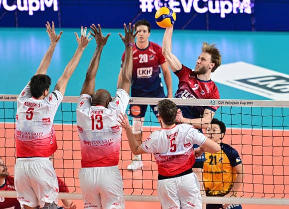 GER; VB, CEV Cup, Finale, SVG Lueneburg vs Gas Sales Bluenergy Volley Piacenza, 15.04.2026, GER;VB, CEV Cup, Finale, SVG Lueneburg vs Gas Sales Bluenergy Volley Piacenza, im Bild Daniel Gruvaeus Daniel Gruvaeus (SVG 2) versucht sich gegen Ramazan Efe Mandıracı (Piacenza 09),Robertlandy Simon Aties (Piacenza 13) und Paolo Porro (Piacenza 05) durchzusetzen