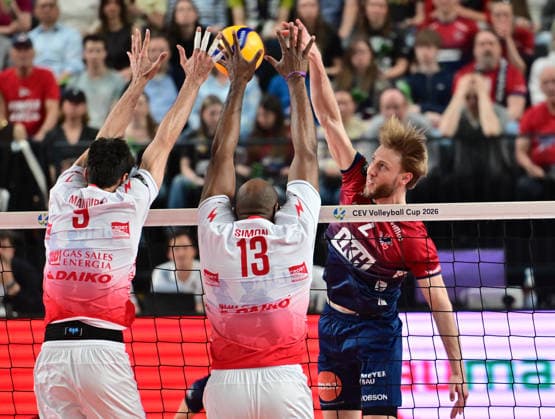 GER; VB, CEV Cup, Finale, SVG Lueneburg vs Gas Sales Bluenergy Volley Piacenza, 15.04.2026, GER;VB, CEV Cup, Finale, SVG Lueneburg vs Gas Sales Bluenergy Volley Piacenza, im Bild Daniel Gruvaeus Daniel Gruvaeus (SVG 2) versucht sich gegen Ramazan Efe MandÄ±racÄ± (Piacenza 09) und Robertlandy Simon Aties (Piacenza 13) durchzusetzen