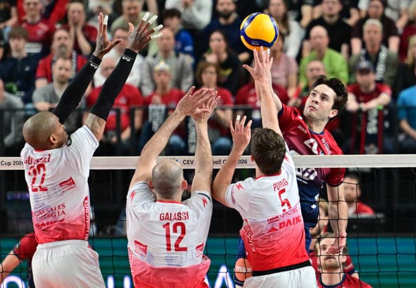 GER; VB, CEV Cup, Finale, SVG Lueneburg vs Gas Sales Bluenergy Volley Piacenza, 15.04.2026, GER;VB, CEV Cup, Finale, SVG Lueneburg vs Gas Sales Bluenergy Volley Piacenza, im Bild Ethan Champlin (SVG 20) versucht sich gegen Josà M. Gutià rrez Suarez (PIacenza 22), Gianluca Galassi (Piacenza 12 ) und Paolo Porro (Piacenza 05) durchzusetzen