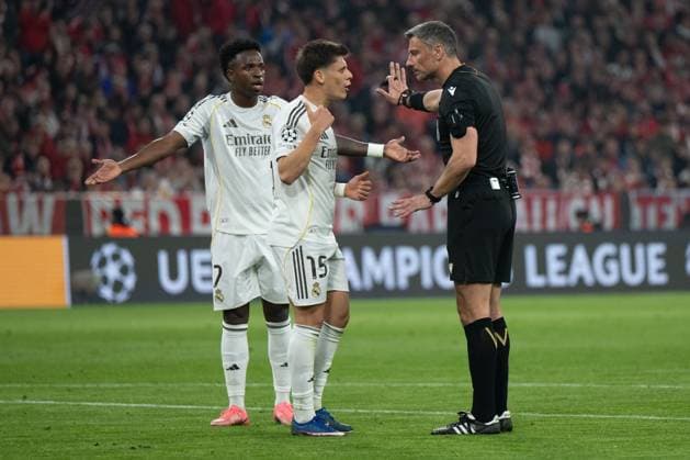 Arda Gueler 15 (Real Madrid) undVinicius Junior 7 (Real Madrid) rerklamieren eine Schiedsrichter-Entscheidung, FC Bayern Muenchen vs Real Madrid, Fussball, Champions League, Viertelfinale, 15.04.2026 Muenchen Bayern Deutschland