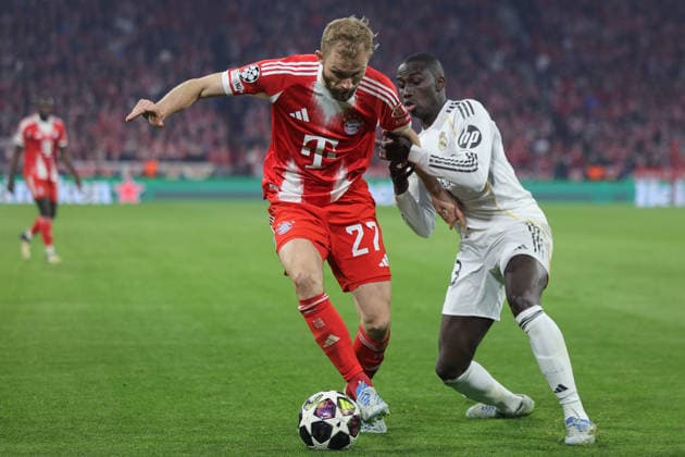 Fußball UEFA Champions League Viertelfinale Rückspiel FC Bayern München - Real Madrid am 15.04.2026 in der Allianz Arena in München Konrad Laimer ( München ), links - Ferland Mendy ( Madrid ), rechts