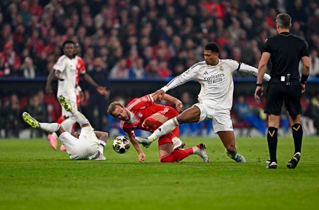 15.04.2026, Fussball UEFA Championsleague 2025 2026: Viertelfinale Rückspiel, FC Bayern München - Real Madrid, in der Allianz-Arena München, Harry Kane (FC Bayern München) am Boden gegen Jude Bellingham (Real Madrid)
