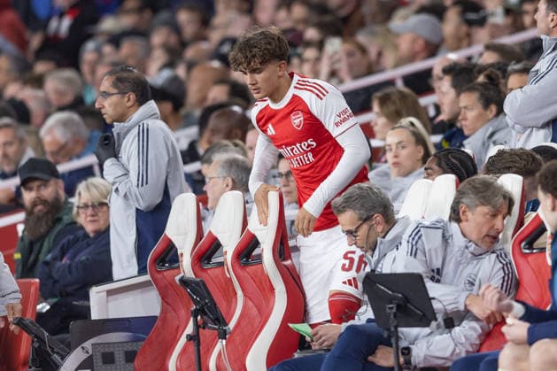 Arsenal FC v Sporting CP, UEFA Champions League, Quarter-final, Leg 2 of 2, Football, Emirates Stadium, London, UK - 15 Apr 2026 Max Dowman of Arsenal FC (56) comes off there bench for the injured Noni Madueke of Arsenal FC (20) London Emirates Stadium Highbury GBR, UK NEWSPAPERS OUT Copyright: xEllixBirchx