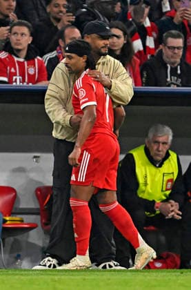 15.04.2026, Fussball UEFA Championsleague 2025 2026: Viertelfinale Rückspiel, FC Bayern München - Real Madrid, in der Allianz-Arena München, v.l. Trainer Vincent Kompany (FC Bayern München) und Serge Gnabry (FC Bayern München) liegen sich bei der Auswechslung im Arm.