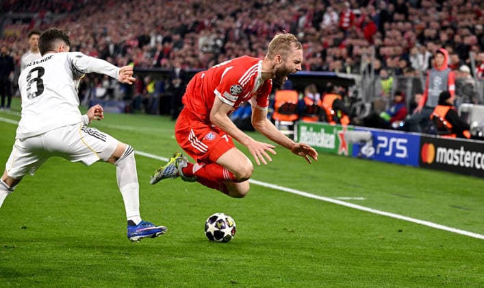 FUSSBALL CHAMPIONS LEAGUE SAISON 2025 2026 Viertelfinal Rueckspiel 15.04.2026 FC Bayern Muenchen - Real Madrid Federico Valverde (li, Real Madrid) gegen Konrad Laimer (re, FC Bayern Muenchen)