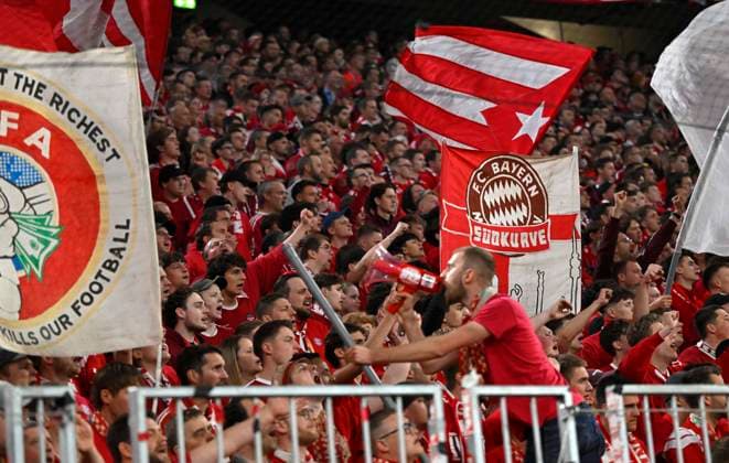 15.04.2026, Fussball UEFA Championsleague 2025 2026: Viertelfinale Rückspiel, FC Bayern München - Real Madrid, in der Allianz-Arena München, Die Südkurve in rot