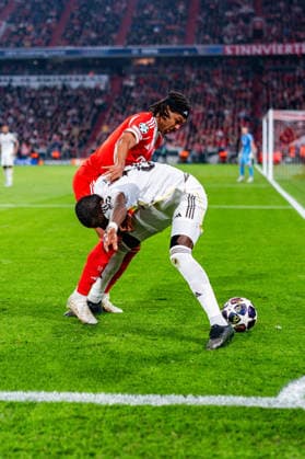 15.04.2026, FC Bayern München vs. Real Madrid, UEFA Champions League, Viertelfinale-Rückspiel Serge Gnabry (FC Bayern Muenchen, 7) Antonio Rüdiger (Real Madrid, 22) Regulations prohibit any use of photographs as image sequences and or quasi video Copyright: xBahhoxKarax