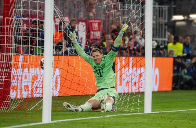 Fußball, Herren, Saison 2025 2026, Champions League (Viertelfinale, Rückspiel), FC Bayern München - Real Madrid, Arda Güler (nicht im Bild, Real Madrid) erzielt per Freistoß das Tor zum 1:2 gegen Torwart Manuel Neuer (Bayern München), 15.04. 2026, Copyright: xMatthiasxKochx