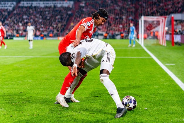 15.04.2026, FC Bayern München vs. Real Madrid, UEFA Champions League, Viertelfinale-Rückspiel Serge Gnabry (FC Bayern Muenchen, 7) Antonio Rüdiger (Real Madrid, 22) Regulations prohibit any use of photographs as image sequences and or quasi video Copyright: xBahhoxKarax