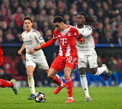 15.04.2026, Fussball UEFA Championsleague 2025 2026: Viertelfinale Rückspiel, FC Bayern München - Real Madrid, in der Allianz-Arena München, v.l. Jamal Musiala (Bayern München) gegen Eduardo Camavinga (Real Madrid)