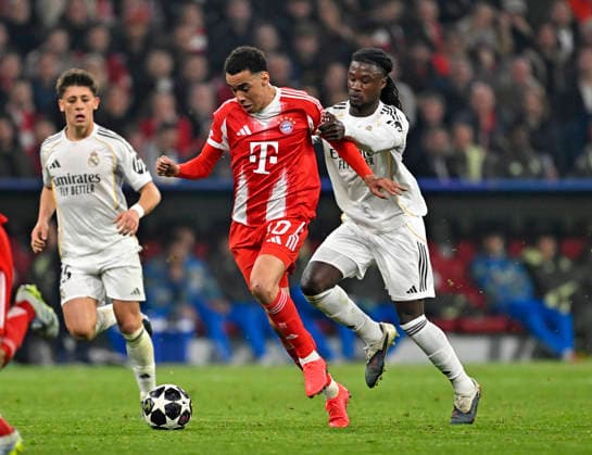 15.04.2026, Fussball UEFA Championsleague 2025 2026: Viertelfinale Rückspiel, FC Bayern München - Real Madrid, in der Allianz-Arena München, v.l. Arda Güler (Real Madrid), Jamal Musiala (Bayern München) und Eduardo Camavinga (Real Madrid)