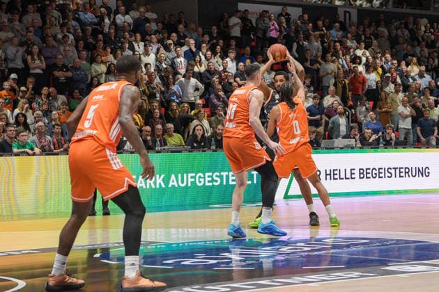 easyCredit Basketball Bundesliga, 23. Spieltag, Niners Chemnitz -Ratiopharm Ulm 15.04.2026 ab 20:00 Uhr Chemnitz, Chemnitz Arena Im Foto: Cory Davis(5),Yordan Minchev(91), Kevin Yebo(0) easyCredit Basketball Bundesliga, 23. Spieltag, Niners Chemnitz - Ratiopharm Ulm Chemnitz Sachsen Deutschland