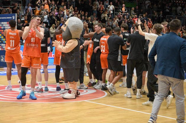 easyCredit Basketball Bundesliga, 23. Spieltag, Niners Chemnitz -Ratiopharm Ulm 15.04.2026 ab 20:00 Uhr Chemnitz, Chemnitz Arena Im Foto: Niners Chemnitz feiern Heimsieg easyCredit Basketball Bundesliga, 23. Spieltag, Niners Chemnitz - Ratiopharm Ulm Chemnitz Sachsen Deutschland