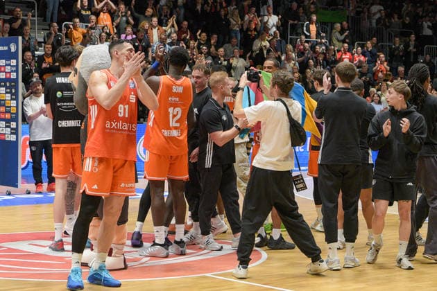 easyCredit Basketball Bundesliga, 23. Spieltag, Niners Chemnitz -Ratiopharm Ulm 15.04.2026 ab 20:00 Uhr Chemnitz, Chemnitz Arena Im Foto: Niners Chemnitz feiern Heimsieg easyCredit Basketball Bundesliga, 23. Spieltag, Niners Chemnitz - Ratiopharm Ulm Chemnitz Sachsen Deutschland