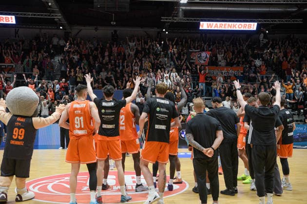 easyCredit Basketball Bundesliga, 23. Spieltag, Niners Chemnitz -Ratiopharm Ulm 15.04.2026 ab 20:00 Uhr Chemnitz, Chemnitz Arena Im Foto: Niners Chemnitz feiern Heimsieg easyCredit Basketball Bundesliga, 23. Spieltag, Niners Chemnitz - Ratiopharm Ulm Chemnitz Sachsen Deutschland