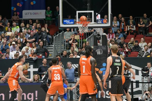 easyCredit Basketball Bundesliga, 23. Spieltag, Niners Chemnitz -Ratiopharm Ulm 15.04.2026 ab 20:00 Uhr Chemnitz, Chemnitz Arena Im Foto: v.l. Yordan Minchev(91), Eric Washington(33), Aher Uguak(1), Tobias Jensen(7) easyCredit Basketball Bundesliga, 23. Spieltag, Niners Chemnitz - Ratiopharm Ulm Chemnitz Sachsen Deutschland