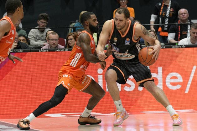 easyCredit Basketball Bundesliga, 23. Spieltag, Niners Chemnitz -Ratiopharm Ulm 15.04.2026 ab 20:00 Uhr Chemnitz, Chemnitz Arena Im Foto: v.l. Tobias Jensen(7), Eric Washington(33), Cory Davis(5)Teo Milicic(44) easyCredit Basketball Bundesliga, 23. Spieltag, Niners Chemnitz - Ratiopharm Ulm Chemnitz Sachsen Deutschland