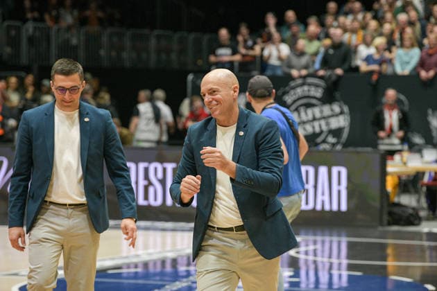 easyCredit Basketball Bundesliga, 23. Spieltag, Niners Chemnitz -Ratiopharm Ulm 15.04.2026 ab 20:00 Uhr Chemnitz, Chemnitz Arena Im Foto: Head Coach Rodrigo Pastore applaudiert seiner Mannschaft zum Sieg easyCredit Basketball Bundesliga, 23. Spieltag, Niners Chemnitz - Ratiopharm Ulm Chemnitz Sachsen Deutschland