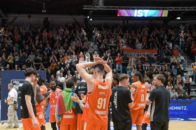 easyCredit Basketball Bundesliga, 23. Spieltag, Niners Chemnitz -Ratiopharm Ulm 15.04.2026 ab 20:00 Uhr Chemnitz, Chemnitz Arena Im Foto: Niners Chemnitz feiern Heimsieg easyCredit Basketball Bundesliga, 23. Spieltag, Niners Chemnitz - Ratiopharm Ulm Chemnitz Sachsen Deutschland