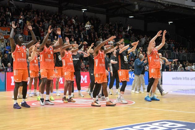 easyCredit Basketball Bundesliga, 23. Spieltag, Niners Chemnitz -Ratiopharm Ulm 15.04.2026 ab 20:00 Uhr Chemnitz, Chemnitz Arena Im Foto: Niners Chemnitz feiern Heimsieg easyCredit Basketball Bundesliga, 23. Spieltag, Niners Chemnitz - Ratiopharm Ulm Chemnitz Sachsen Deutschland