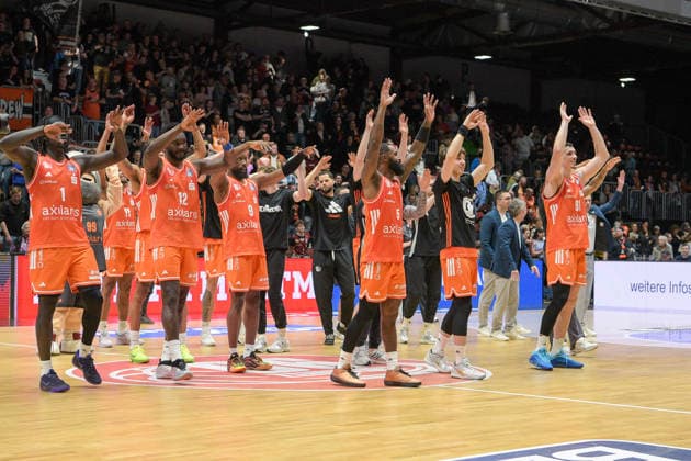 easyCredit Basketball Bundesliga, 23. Spieltag, Niners Chemnitz -Ratiopharm Ulm 15.04.2026 ab 20:00 Uhr Chemnitz, Chemnitz Arena Im Foto: Niners Chemnitz feiern Heimsieg easyCredit Basketball Bundesliga, 23. Spieltag, Niners Chemnitz - Ratiopharm Ulm Chemnitz Sachsen Deutschland