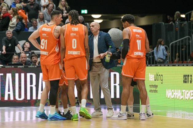 easyCredit Basketball Bundesliga, 23. Spieltag, Niners Chemnitz -Ratiopharm Ulm 15.04.2026 ab 20:00 Uhr Chemnitz, Chemnitz Arena Im Foto: Yordan Minchev(91), Kevin Yebo(0), Head Coach Rodrigo Pastore, Kostja Mushidi(11) easyCredit Basketball Bundesliga, 23. Spieltag, Niners Chemnitz - Ratiopharm Ulm Chemnitz Sachsen Deutschland