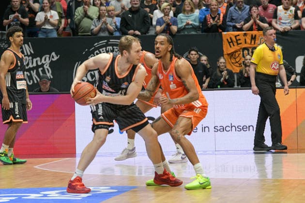 easyCredit Basketball Bundesliga, 23. Spieltag, Niners Chemnitz -Ratiopharm Ulm 15.04.2026 ab 20:00 Uhr Chemnitz, Chemnitz Arena Im Foto: Christian Sengfelder(43), Kevin Yebo(0) easyCredit Basketball Bundesliga, 23. Spieltag, Niners Chemnitz - Ratiopharm Ulm Chemnitz Sachsen Deutschland