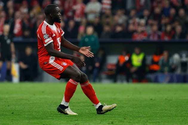 15.04.2026, xjrdrx, Fussball UEFA Champions League, FC Bayern Muenchen - Real Madrid v.l. Dayot Upamecano (FC Bayern Muenchen) gibt Anweisungen, gestikuliert, mit den Armen gestikulieren gives instructions, gesticulate (DFL DFB REGULATIONS PROHIBIT ANY USE OF PHOTOGRAPHS as IMAGE SEQUENCES and or QUASI-VIDEO) Muenchen