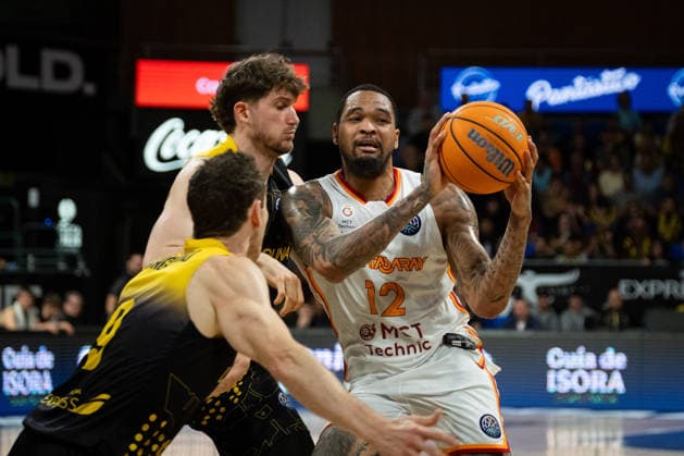 La Laguna Tenerife v Galatasaray - Basketball Champions League CANARY ISLAND, SPAIN - APRIL 15: James Palmer of Galatasary in action against Marcelinho Huertas of La Laguna Tenerife during last match of quarter-finals of Basketball Champions League match between Galatasaray and La Laguna Tenerife at Santiago Martín in San Cristobal de la Laguna, Canary Islands, Spain on April 15, 2026. Andres Gutierrez Anadolu Canary Island Spain. Editorial use only. Please get in touch for any other usage.  Copyright: x2026xAnadoluxAndresxGutierrezx