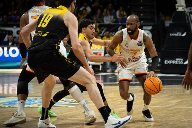 La Laguna Tenerife v Galatasaray - Basketball Champions League CANARY ISLAND, SPAIN - APRIL 15: Will Cummings of Galatasary in action against Jaime Fernández of La Laguna Tenerife and Shermadini of La Laguna Tenerife during last match of quarter-finals of Basketball Champions League match between Galatasaray and La Laguna Tenerife at Santiago Martín in San Cristobal de la Laguna, Canary Islands, Spain on April 15, 2026. Andres Gutierrez Anadolu Canary Island Spain. Editorial use only. Please get in touch for any other usage.  Copyright: x2026xAnadoluxAndresxGutierrezx