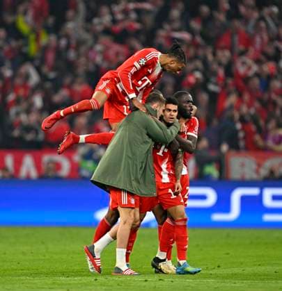 15.04.2026, Fussball UEFA Championsleague 2025 2026: Viertelfinale Rückspiel, FC Bayern München - Real Madrid, in der Allianz-Arena München, Luis Diaz (FC Bayern München) jubelt mit seinen Teamkollegen
