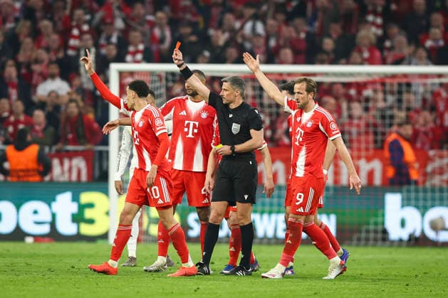 Bayern Munich v Real Madrid, UEFA Champions League Referee Slavko Vincic red card to Real Madrid midfielder Eduardo Camavinga (6) Bayern Munich forward Harry Kane (9) during the Bayern Munich v Real Madrid UEFA Quarter-Final 2nd-Leg Champions League match at Allianz Arena, Munich, Germany on 15 April 2026 Credit: Ian Stephen Every Second Media Editorial use only. All images are copyright Every Second Media Limited. No images may be reproduced without prior permission. Copyright: xIMAGO EveryxSecondxMediax ESM-1914-0050 IanxStephenx xEveryxSecondxMediax
