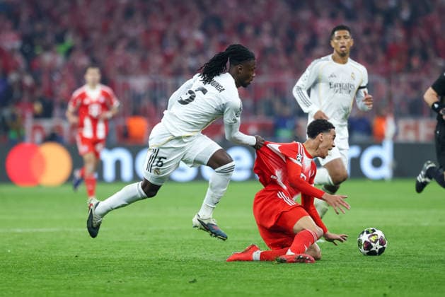 Zweikampf Jamal Musiala (FC Bayern Muenchen, 10) mit Eduardo Camavinga (Real Madrid CF, 06), GER, FC Bayern Muenchen vs. Real Madrid CF, Fussball, UEFA Champions League, Viertelfinale, Rueckspiel, Saison 2025 2026, 15.04.2026, GER, FC Bayern Muenchen vs. Real Madrid CF, Fussball, UEFA Champions League, Viertelfinale, Rueckspiel, Saison 2025 2026, 15.04.2026 Muenchen Copyright: xEibner-Pressefoto JennixMaulx EP_JML