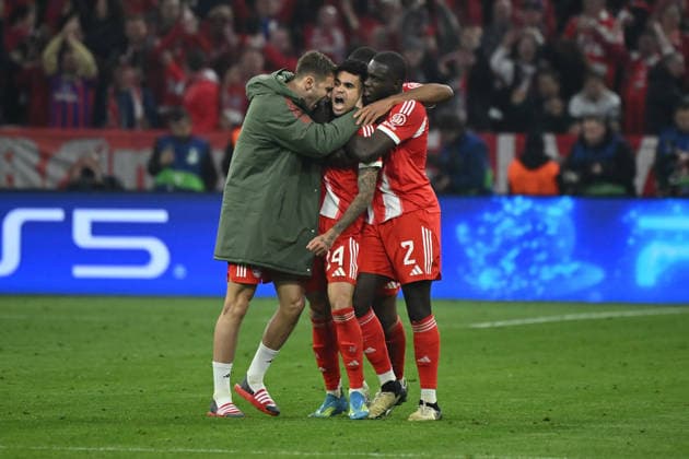 15.04.2026, xemx, Fussball UEFA Champions League, FC Bayern Muenchen - Real Madrid v.l. Torjubel nach dem Tor zum celebrating the goal celebrate 3:3 durch Luis Diaz (FC Bayern Muenchen) (DFL DFB REGULATIONS PROHIBIT ANY USE OF PHOTOGRAPHS as IMAGE SEQUENCES and or QUASI-VIDEO) Muenchen