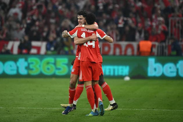 15.04.2026, xemx, Fussball UEFA Champions League, FC Bayern Muenchen - Real Madrid v.l. Torjubel nach dem Tor zum celebrating the goal celebrate 3:3 durch Luis Diaz (FC Bayern Muenchen) (DFL DFB REGULATIONS PROHIBIT ANY USE OF PHOTOGRAPHS as IMAGE SEQUENCES and or QUASI-VIDEO) Muenchen