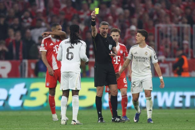 Fußball UEFA Champions League Viertelfinale Rückspiel FC Bayern München - Real Madrid am 15.04.2026 in der Allianz Arena in München Schiedsrichter Slavko Vincic ( Slowenien ) zeigt Eduardo Camavinga ( Madrid ) die gelbe Karte