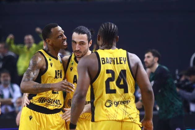 FIBA Basketball Champions League, AEK BC vs Asisa Joventut Quarter Finals - Players of AEK celebrate at the end of the FIBA Basketball Champions League Quarter Finals Game 3 basketball match between AEK BC vs Asisa Joventut in Athens, Greece, 15 April 2026. IMAGO ONE INCH PRODUCTIONS ATHENS Greece Copyright: xOnexInchxProductionsx 6934917