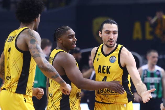 FIBA Basketball Champions League, AEK BC vs Asisa Joventut Quarter Finals - Players of AEK celebrate at the end of the FIBA Basketball Champions League Quarter Finals Game 3 basketball match between AEK BC vs Asisa Joventut in Athens, Greece, 15 April 2026. IMAGO ONE INCH PRODUCTIONS ATHENS Greece Copyright: xOnexInchxProductionsx 6934919